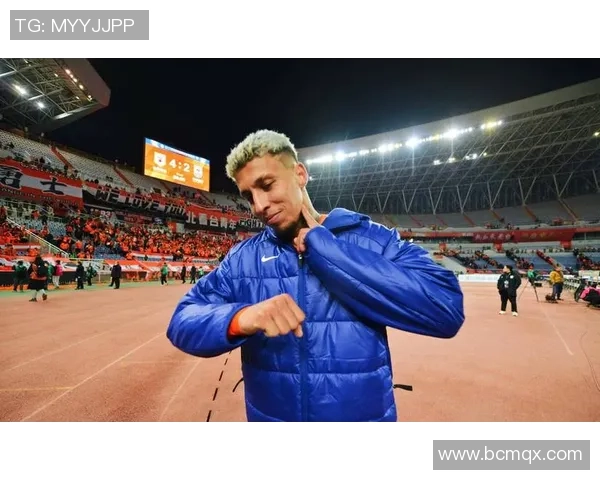 银色头发的足球明星女将展现独特魅力与风采引领时尚潮流 银色头发的足球明星女将展现独特魅力与风采引领时尚潮流